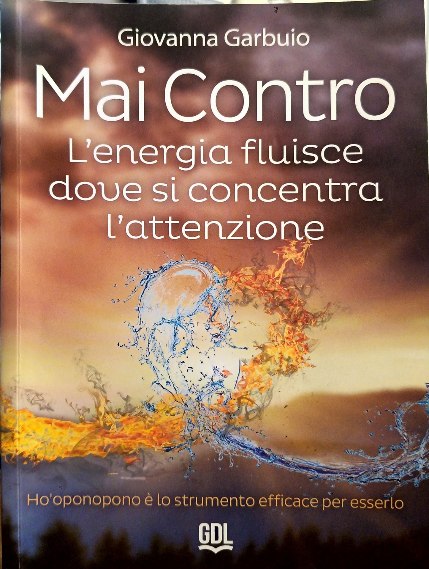 mai contro L'energia fluisce dove concentra l'attenzione
